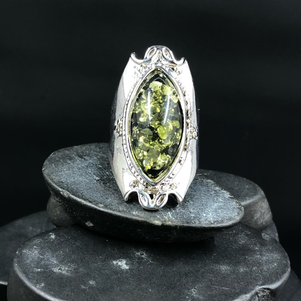 😃Unique Silver Tone Ring with Green Stone